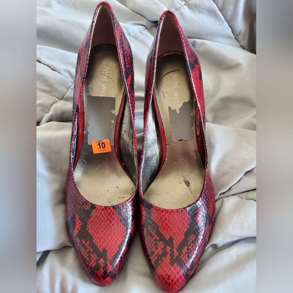 NWT Size 10 Gorgeous Nine West Snakeskin Pumps - black & red "Rocha"